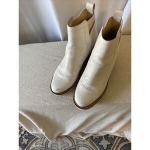 Dolce Vita White Gator Print Ankle Boots Size 9.5 Pull On